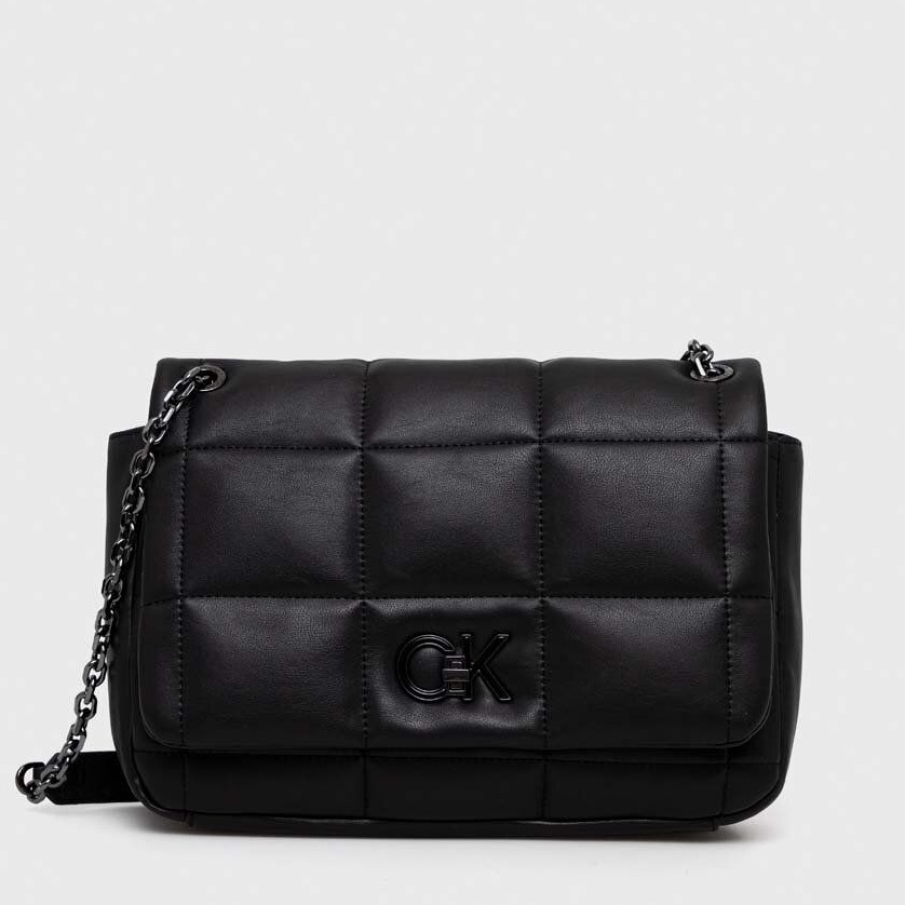 Geantă de mărime medie din colecția Calvin Klein, confecționată din piele ecologică. Dispune de căptușeală pe interior