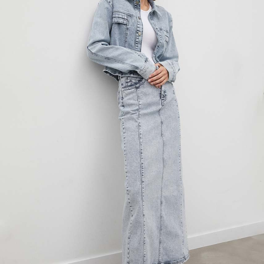 Fustă de blugi maxi de la Gestuz, dreaptă, cu talie înaltă și tăiere simplă, din denim deschis la culoare