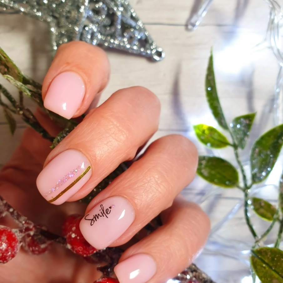 Manichiura imprimata cu dungi stralucitoare transparente si aurii si print grafic 