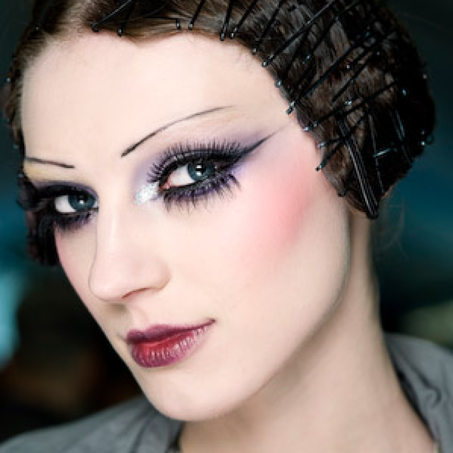 Buze tuguiate, in nuante de rosu-pruna