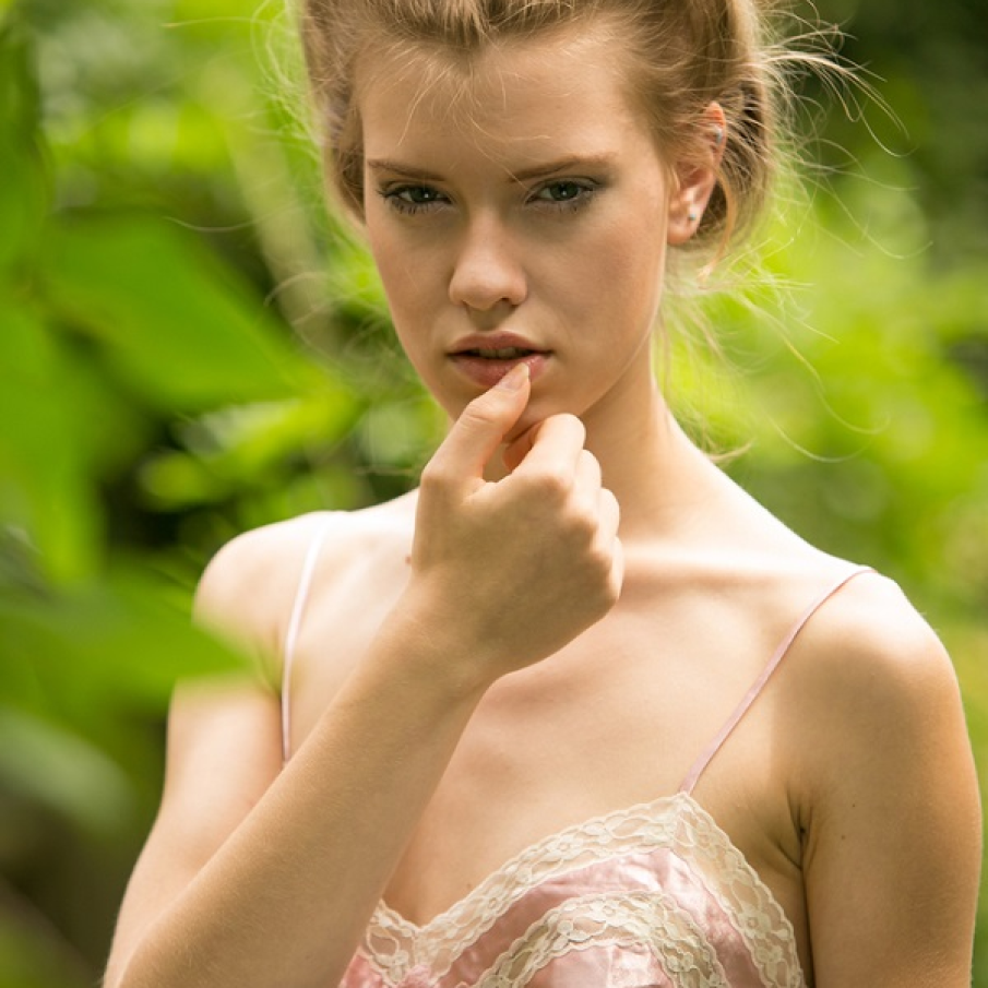 Coc lejer și modern amplasat în vârful capului, format prin răsucirea șuvițelor de păr 