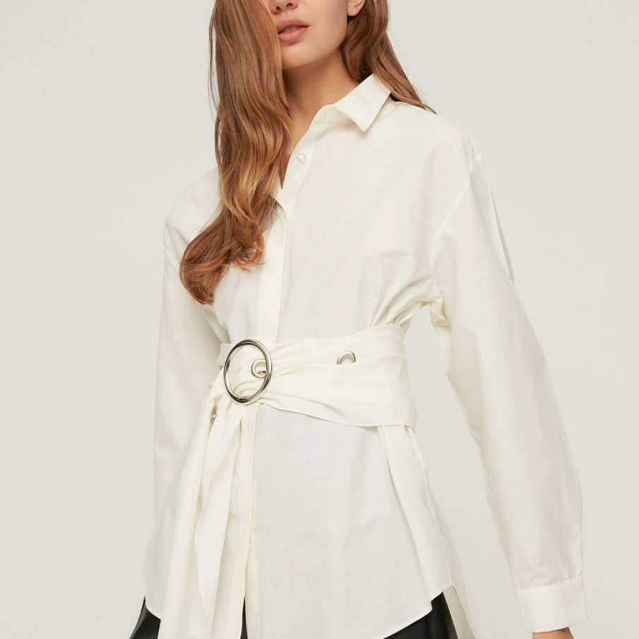 Cămașă Trendyol, în nuanța albului fildeș, model regular fit, cu talia evidențiată de o curea 