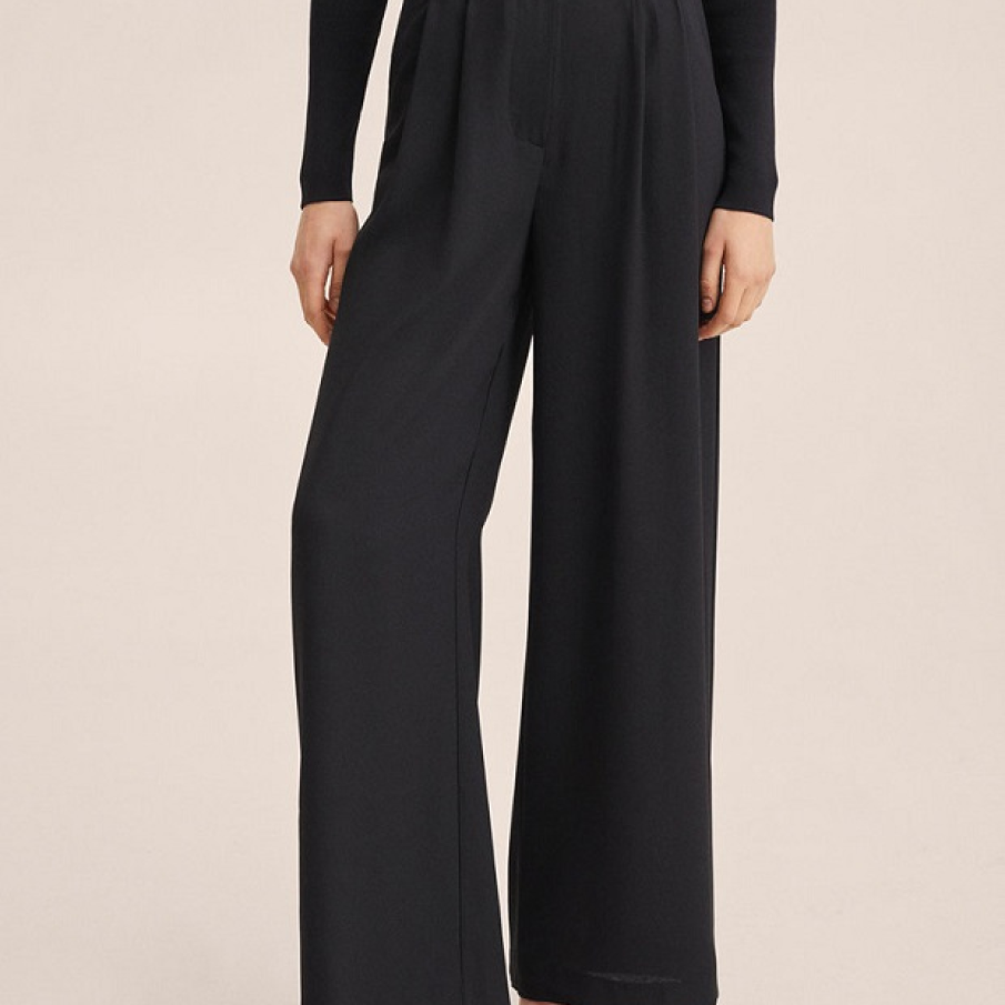 Pantaloni negri și eleganți de la Mango, cu o croială amplă și talie înaltă. Te vei simți confortabil în ei!