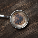 Cum salvezi o tigaie arsă cu soluții simple: ghid pas cu pas