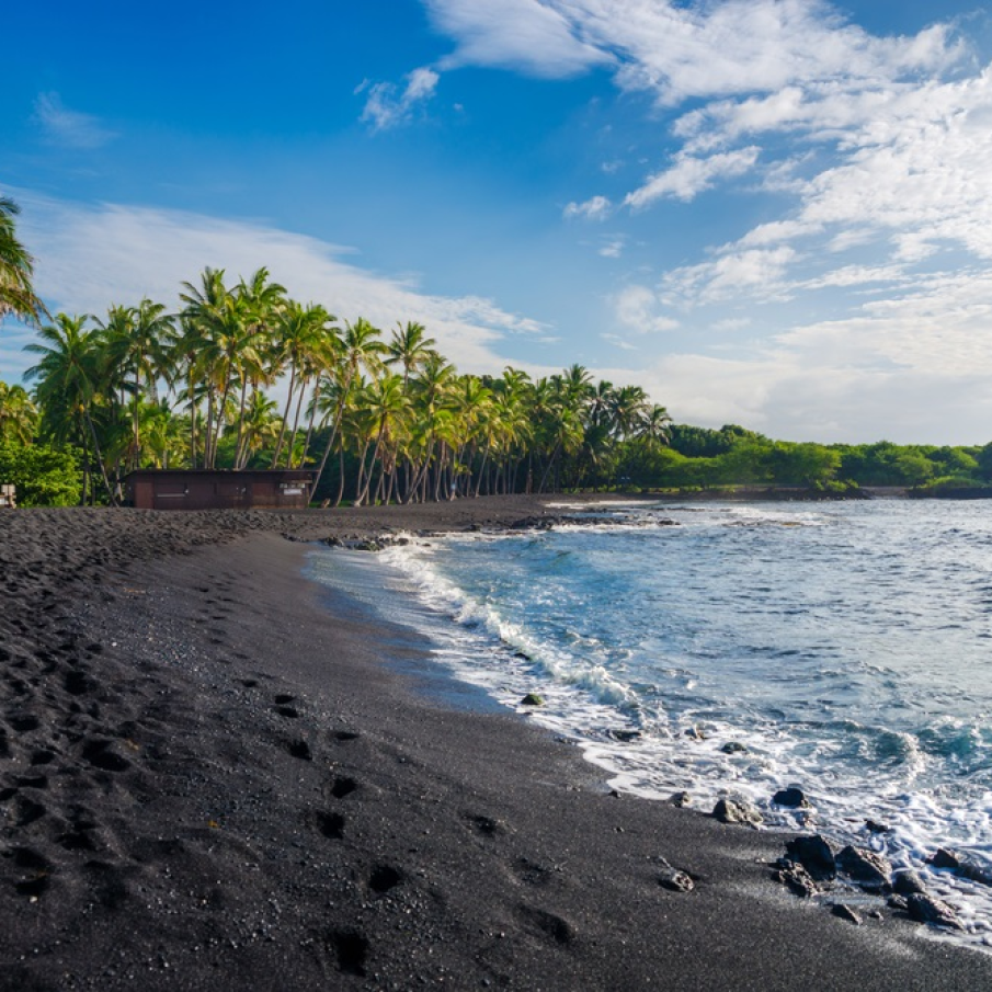 Plaja Punaluu din Insula Mare, Hawaii - plaja cu nisip negru format din lava vulcanilor 