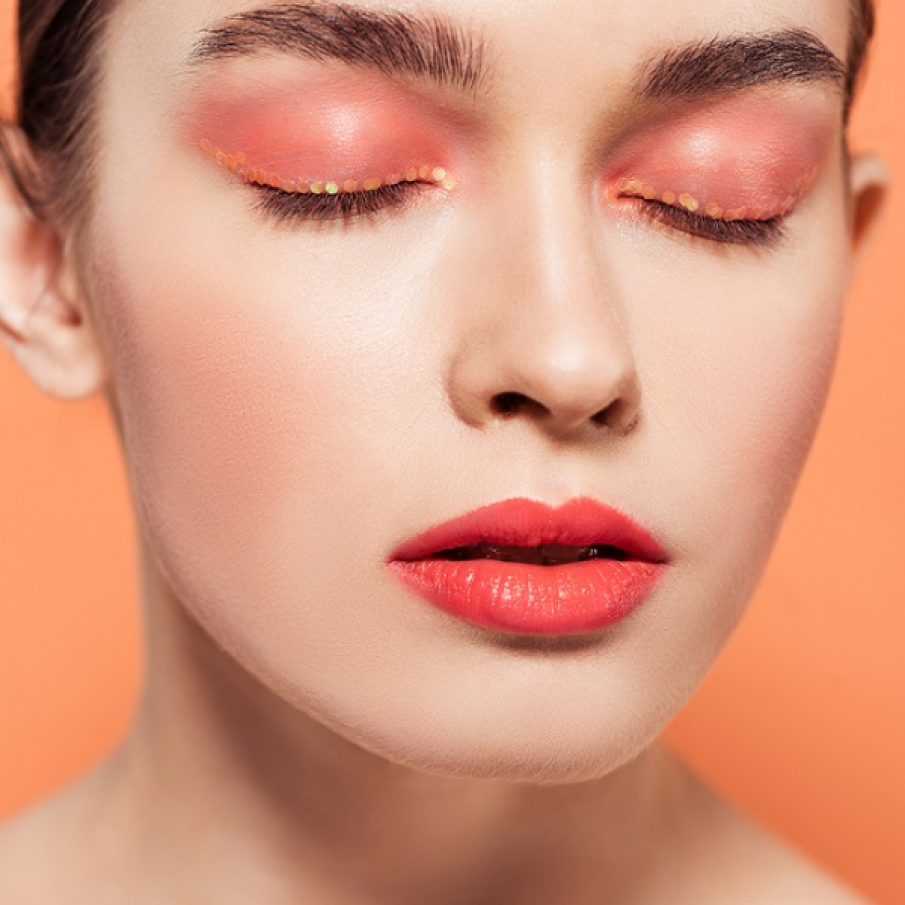 Mini ”bijuterii” aplicate pe față 