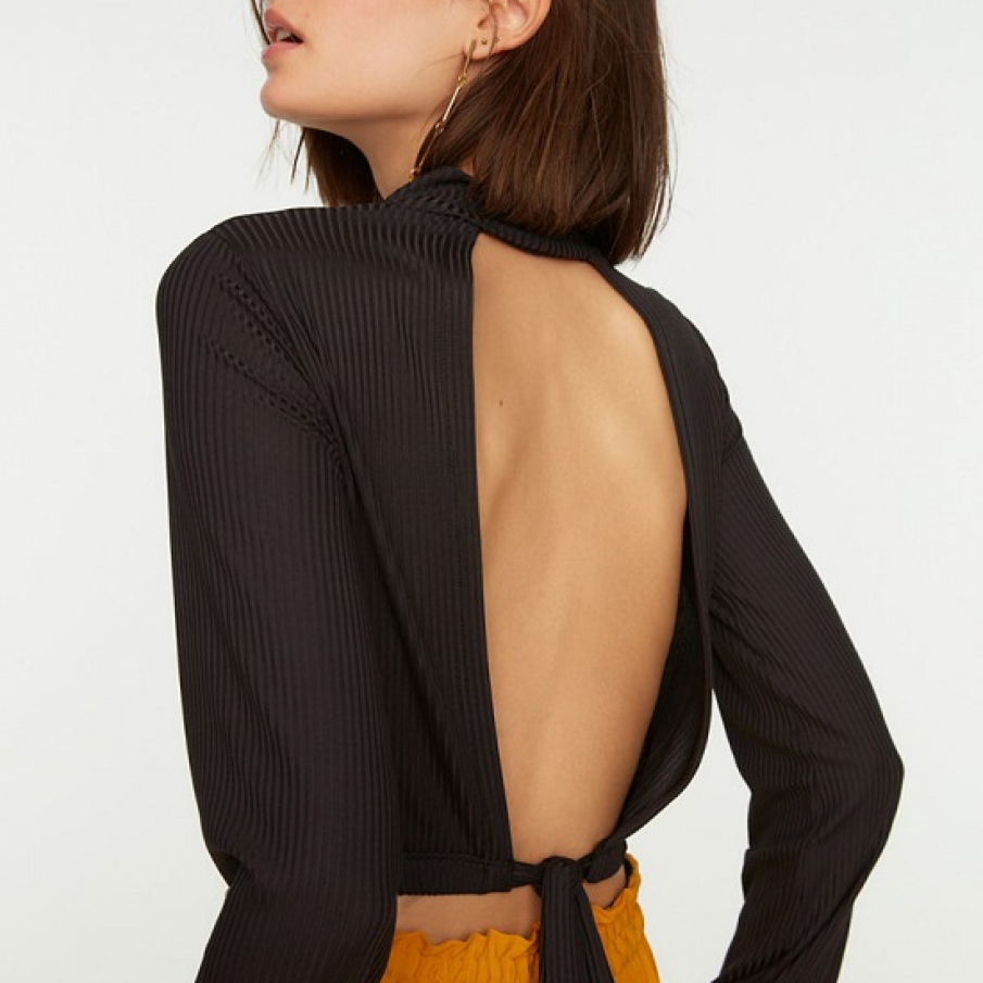 Bluza neagră crop, simplă, dar elegantă și de efect, ce dezgolește spatele într-un mod seducător