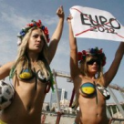 Protest in sanii goi: 'Am venit, ne-am dezbracat, am cucerit EURO 2012!'