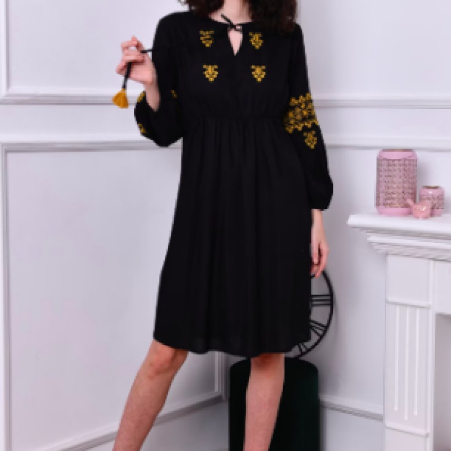 Rochie neagră stil ie cu broderie galbenă, mânecă lungă