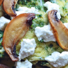 Mic dejun la pat: Sandwich cu ou si branza de capra