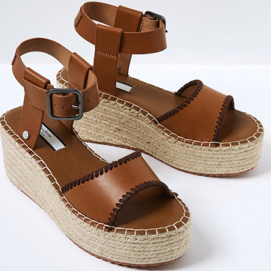 Sandale maro cafeniu cu platformă deschisă la culoare, elemente decorative și baretă lată care se închide cu cataramă.