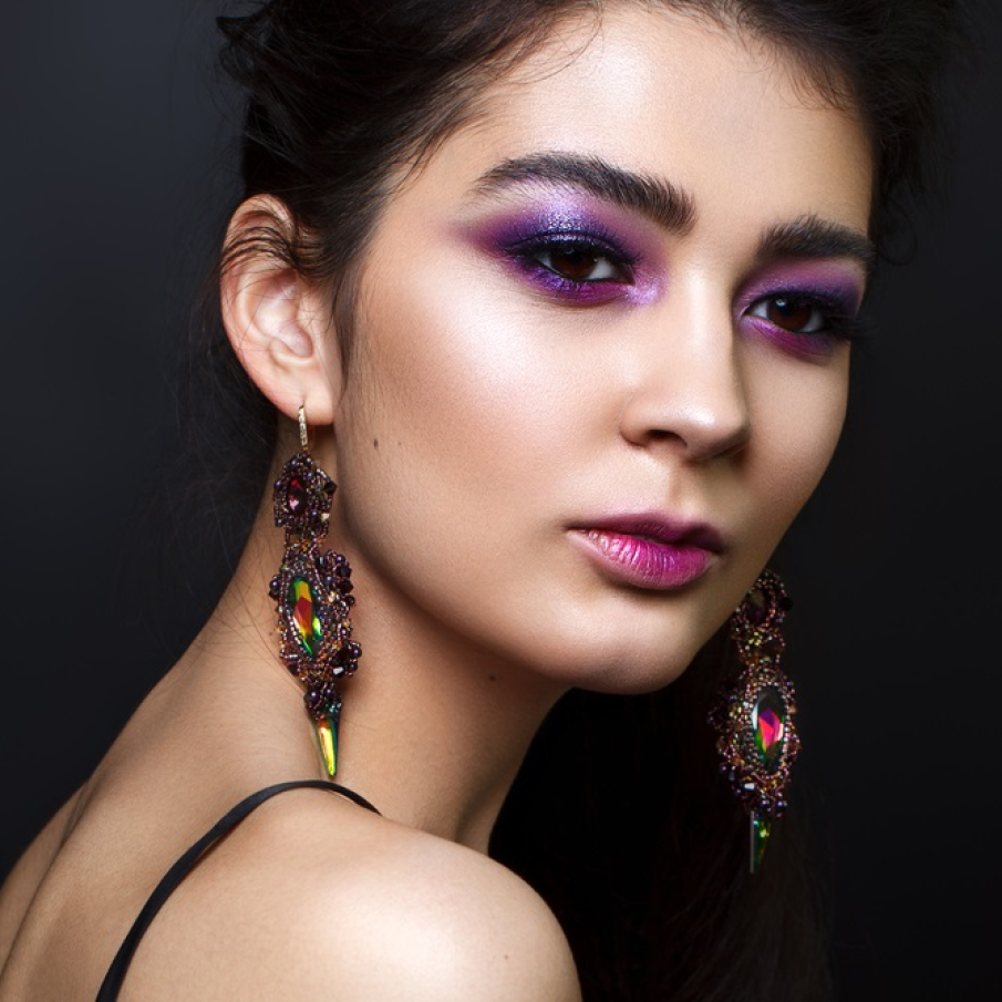 Machiaj în tonuri intense de violet pentru ochi căprui si închiși la culoare 