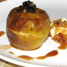 Mere coapte umplute cu prune si seminte de pin 