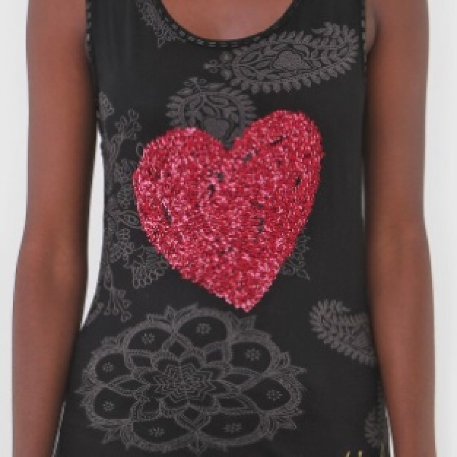 Poate că ai o inimă mare, dar uneori e bine să o și arăți. Un maiou simpatic, cu un motiv central în formă de inimă, care atrage toate privirile. 