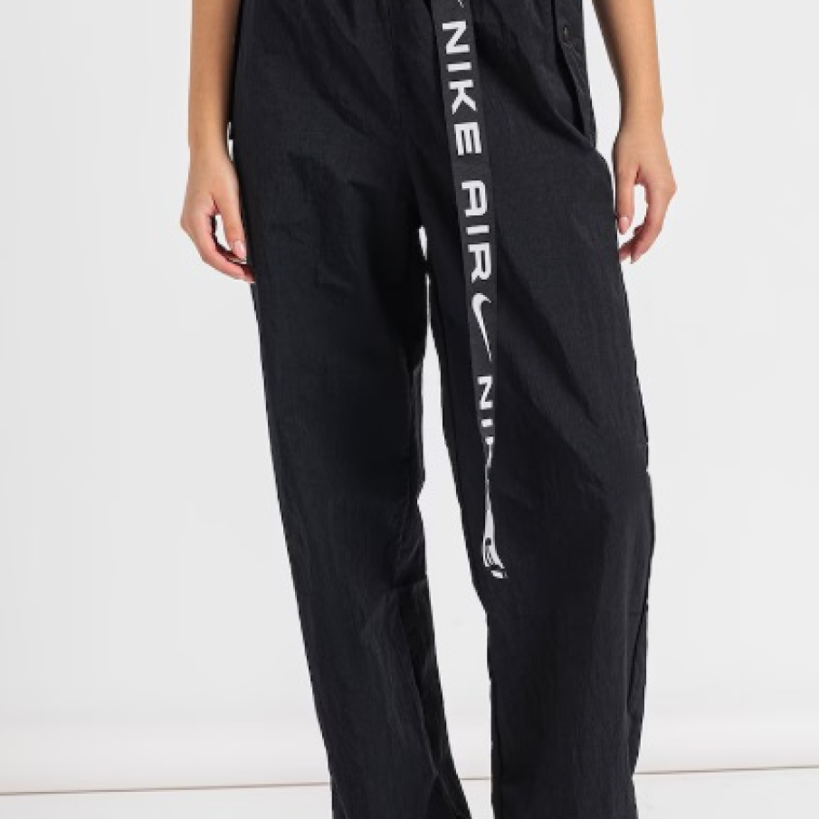 Pantalonii în tendințe în vara 2025 sunt cei care atrag atenția asupra taliei și o structurează cu stil