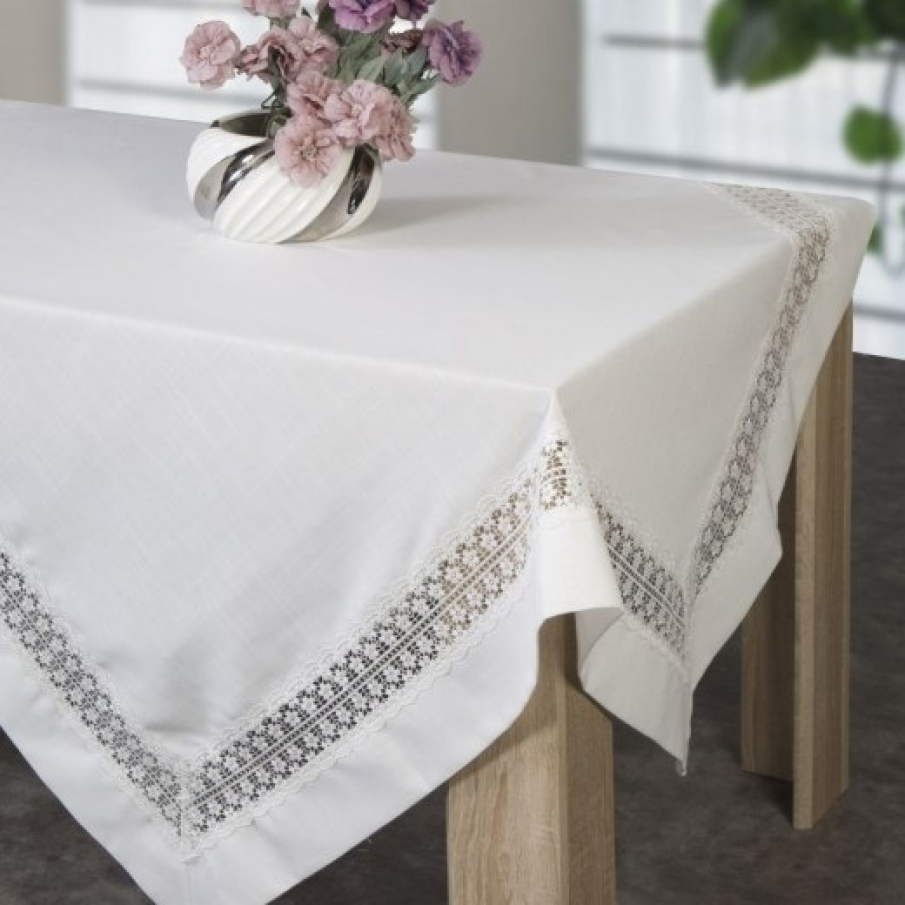 Față de masă Granada Alb cu lucrătură delicată pe marginile ei. Este de format dreptunghiular și are dimensiunile de 140 x 180 cm.