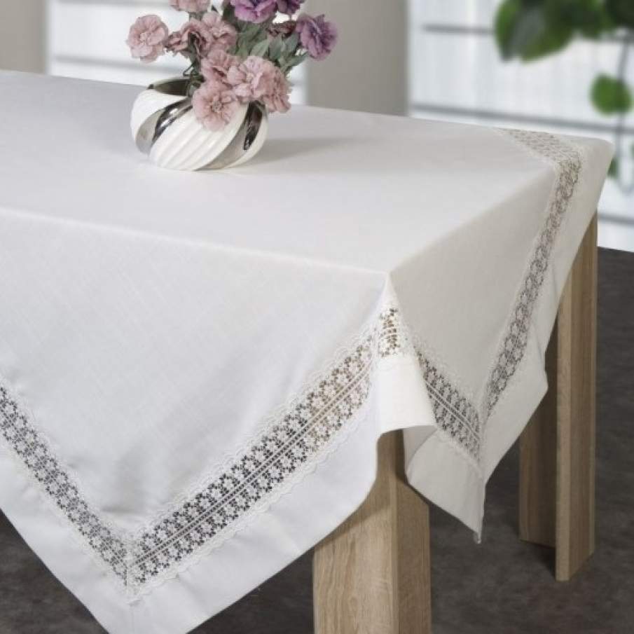 Față de masă Granada Alb cu lucrătură delicată pe marginile ei. Este de format dreptunghiular și are dimensiunile de 140 x 180 cm.