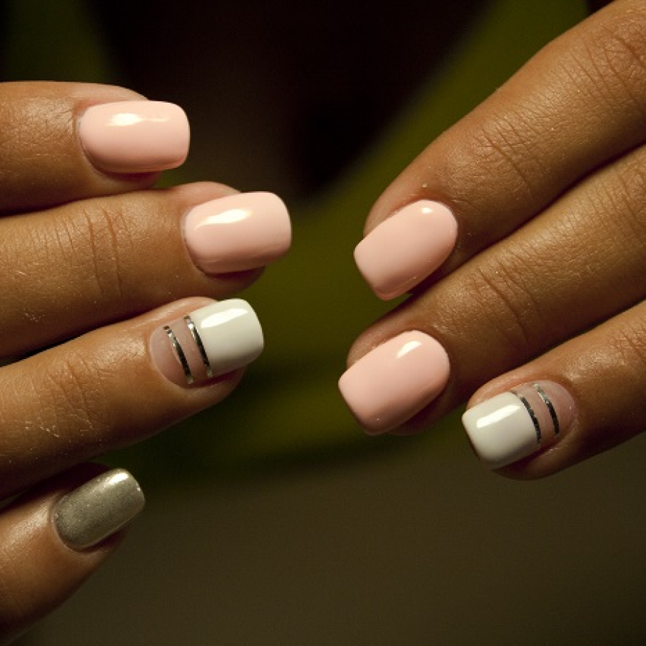 Manichiură  roz pastelat și alb, cu spații negative paralele