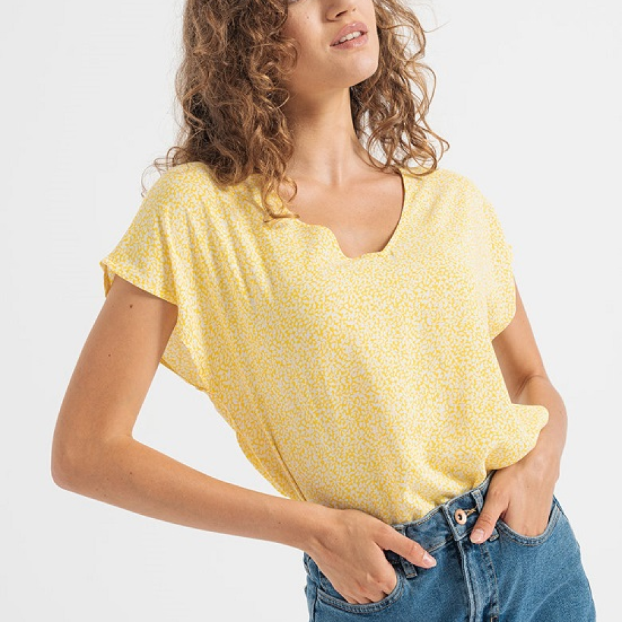 Tricou din vâscoză, cu decolteu rotund, ornamentat cu un imprimeu mărunt și delicat 