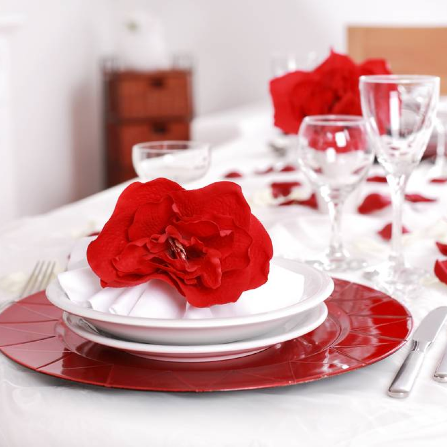 Pentru cei indragostiti de rosu si de Valentine's Day: Flori in farfurii, petale pe masa