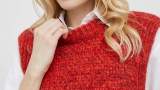 Vestă roșie United Colors of Benetton confecționată din tricot de grosime medie, având în compoziție 30% mohair