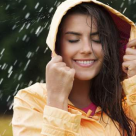 7 geci impermeabile ca să te împrietenești cu ploile toamna asta