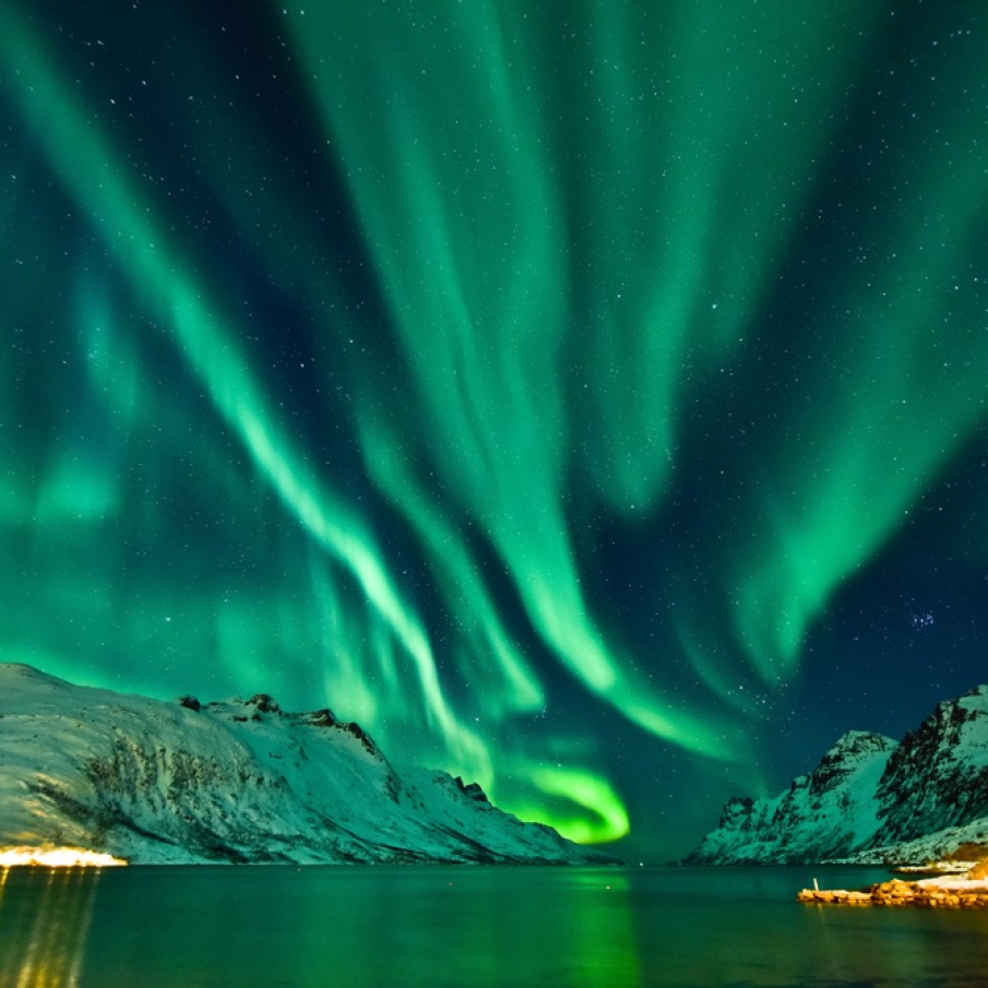 Aurora boreala in Tromso, chiar deasupra unui fiord norvegian