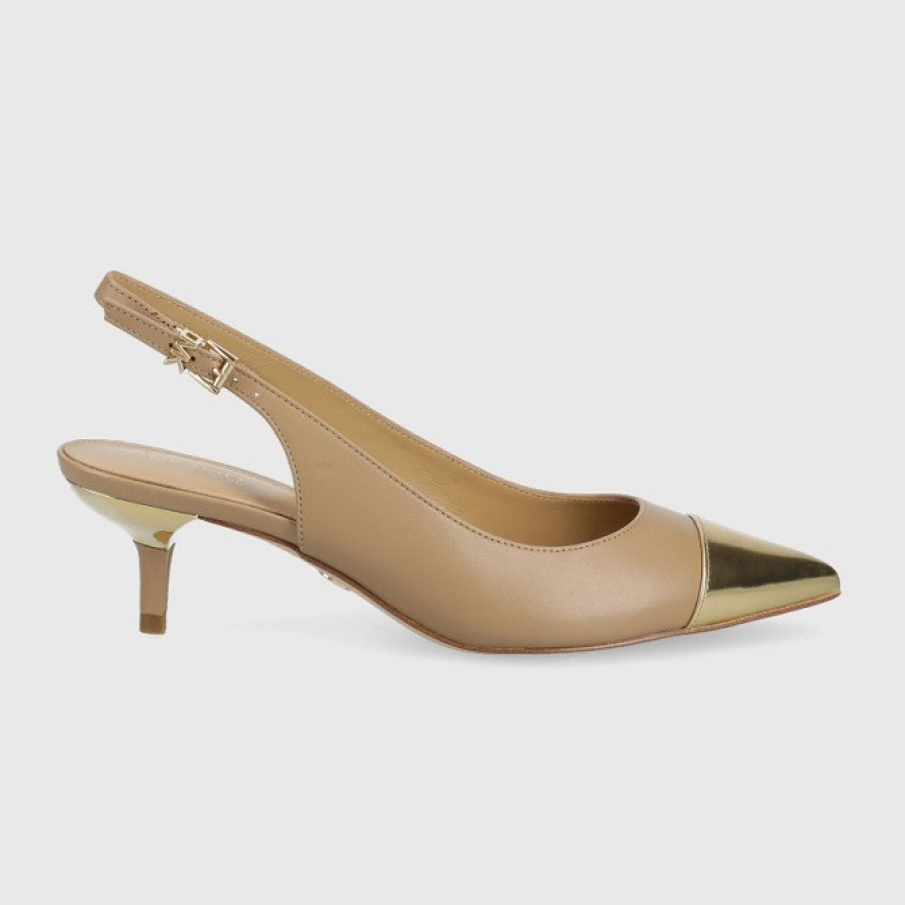 Pantofi tip kitten de la Michael Kors, în nuanță de bej deschis. Lasă călcâiul deschis, iar vârful este metalic. 