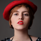 Bereta franțuzească din texturi interesante e piesă-cheie de sezon