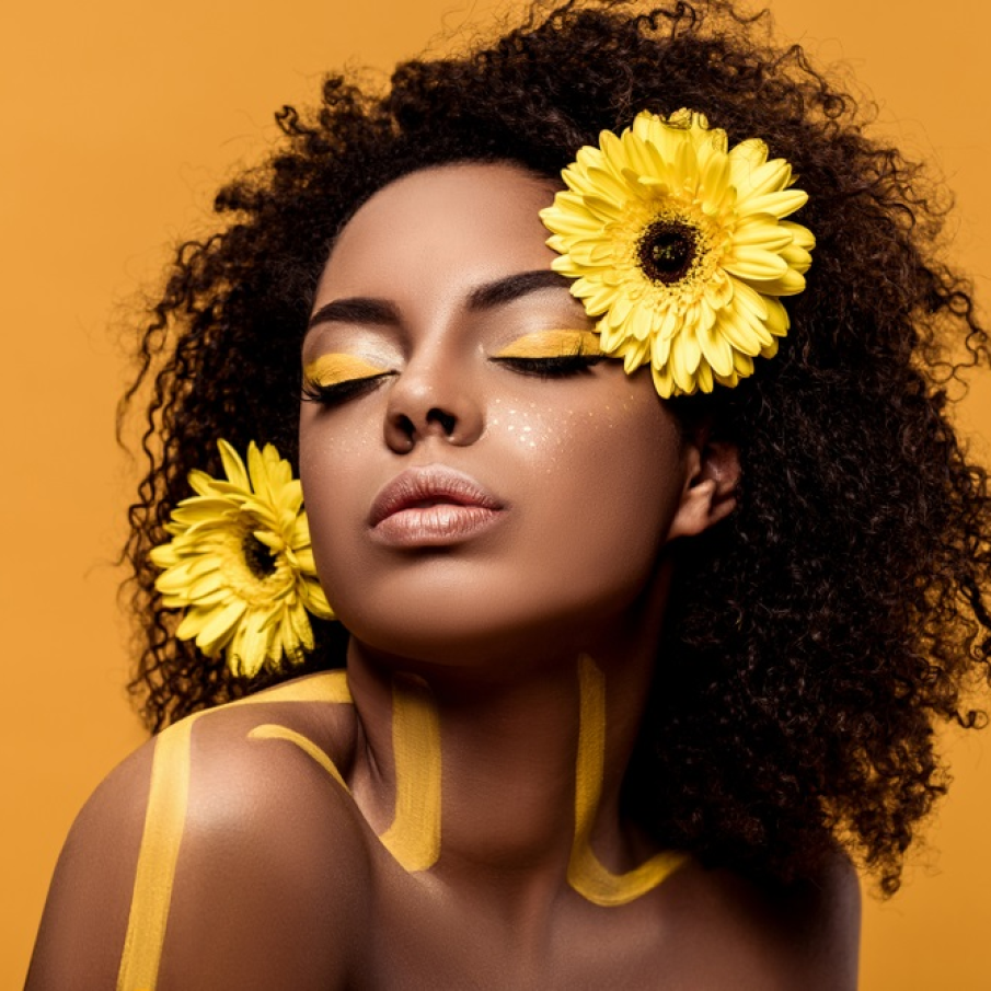 Cozile în stil egiptean, aplicate cu tuș în mod generos, pot reprezenta o modalitate sigură de a ieși în evidență în această vară 