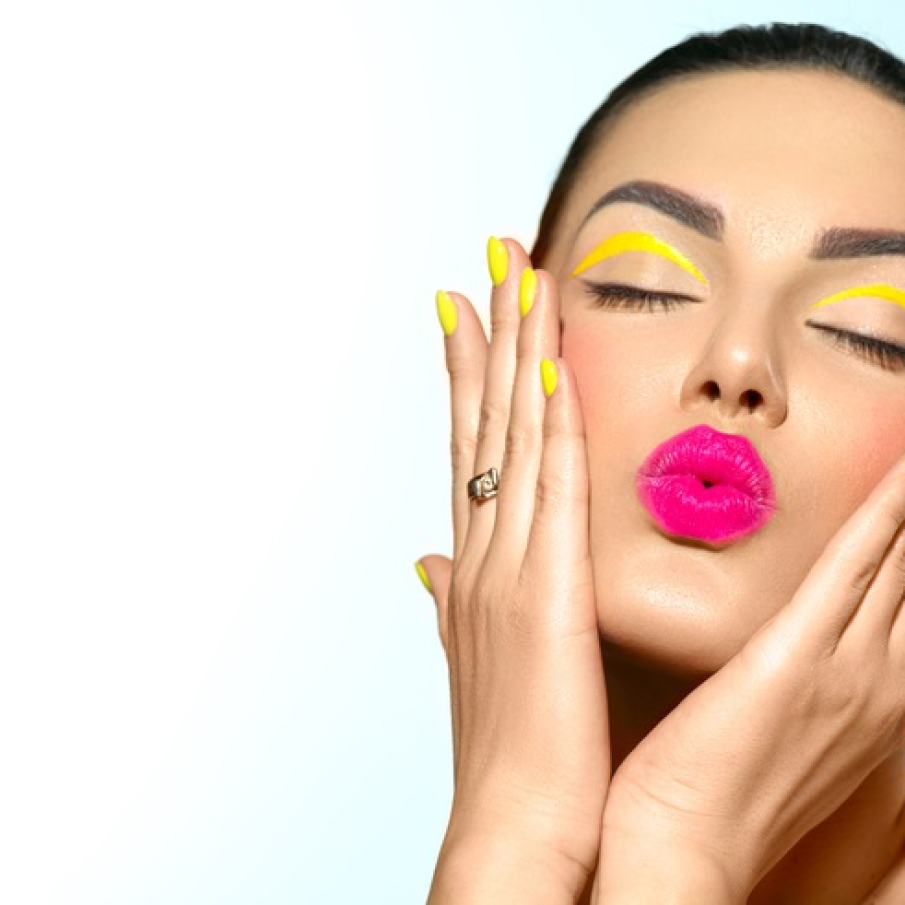 Dungi galbene arcuite trasate cu tușul la jumătatea pleoapei inferioare