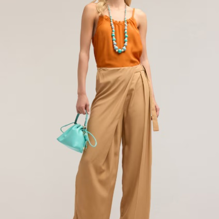 Pantalonii în tendințe în vara 2025 sunt cei care atrag atenția asupra taliei și o structurează cu stil