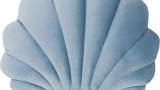 Pernă decorativă din catifea Westwing Collection Shell, în formă de scoică și în nuanță de bleu ciel pentru a aduce marea în locuința ta