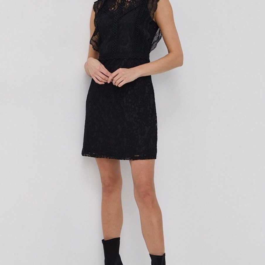 Dantela este un material feminin și senzual în același timp. Această rochiță are gulerul stand-up și mânecile stil aripioare din dantelă