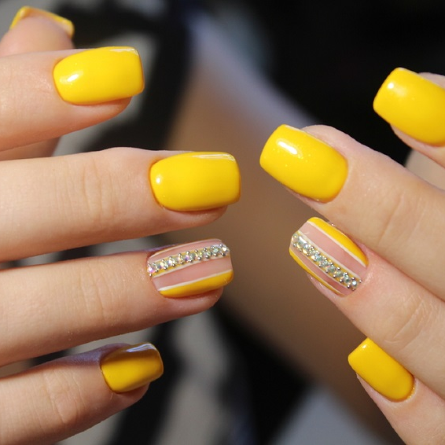 Manichiură de primăvară în galben exploziv, cu ștrasuri aplicate 