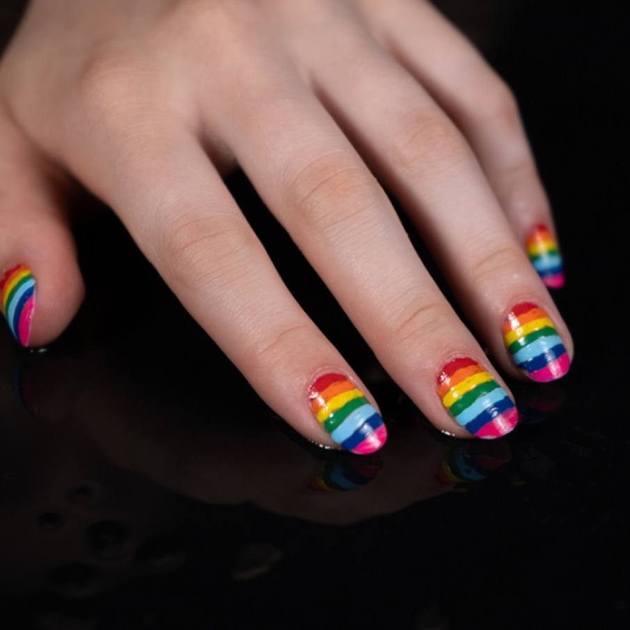 Culorile curcubeului sunt toate dispuse în dungi suprapuse pe orizontală 