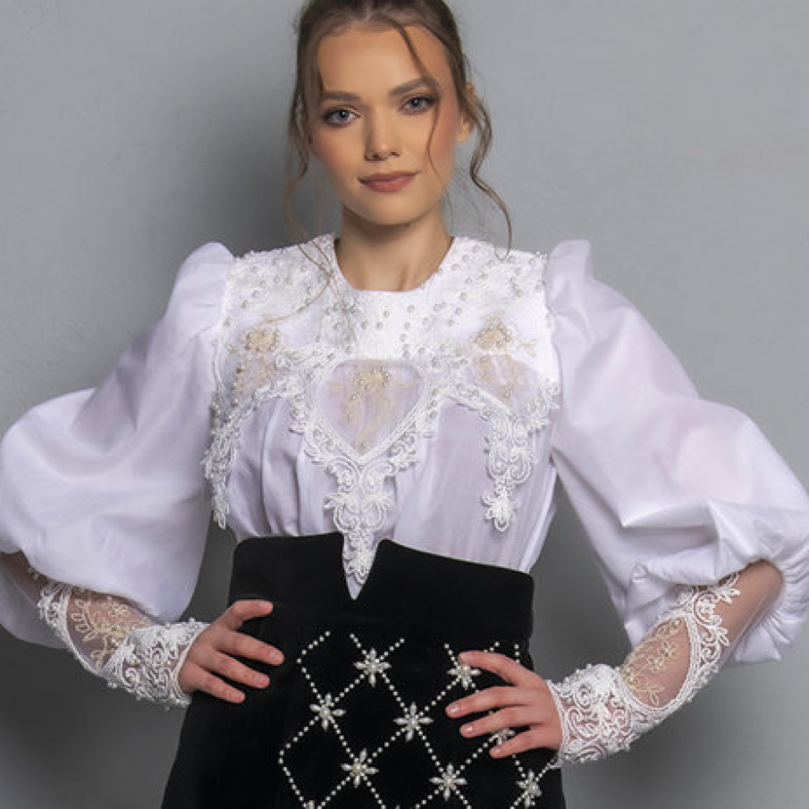 Ie brodată cu mâneci bufante