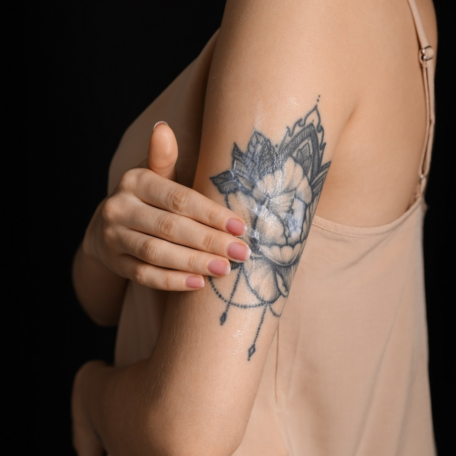 Tatuaj floral amplu pe braț 