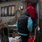  Kaufland Romania si sute de voluntari au donat 15 tone de produse copiilor si batranilor din satele izolate de munte