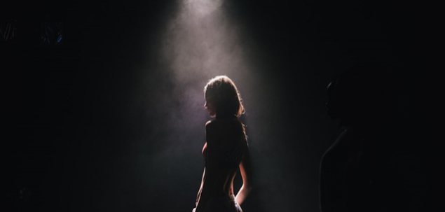 Cum te simti atunci cand esti in centrul atentiei?