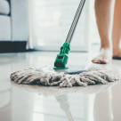 Ce să adaugi în apa de spălat pe jos ca să miroasă ca în hotelurile de lux