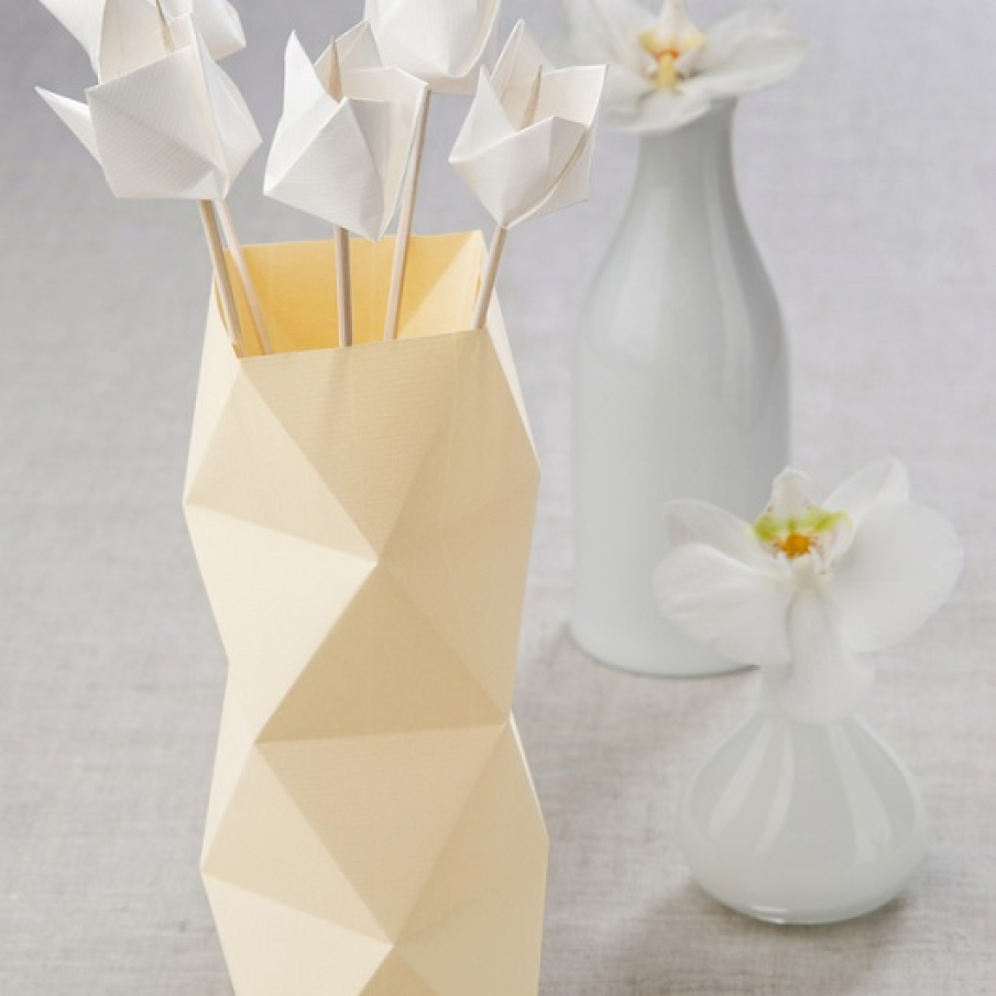 Cu o floare nu se face primavara... dar cu mai multe, din hartie? Si cu o vaza?