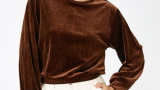 Bluza crop de catifea de la Koton, cu mâneci lungi, într-o superbă și tomnatică culoare de toamnă 