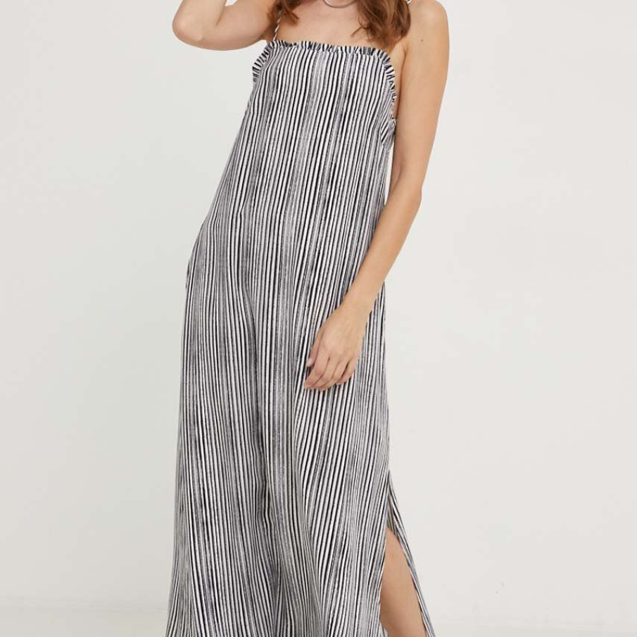 Rochie lungă albă, cu bretele subțiri, reglabile, și șliț pe un picior. Este pusă în evidență de imprimeul cu dungi verticale negre 