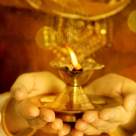 Gayatri Mantra -mantra pe care trebuie sa o rostesti de 108 ori pentru a-ti indeplini dorintele. Iar daca nu ai timp, ASCULT-O! 