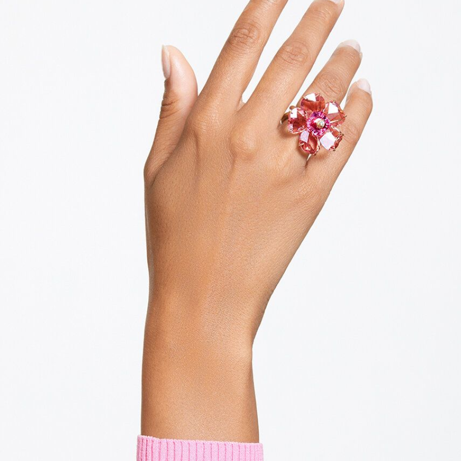 Un inel tip cocktail fabulos, în formă de floare supradimensionată. Face parte din colecția Swarovski și este decorat cu cristale 