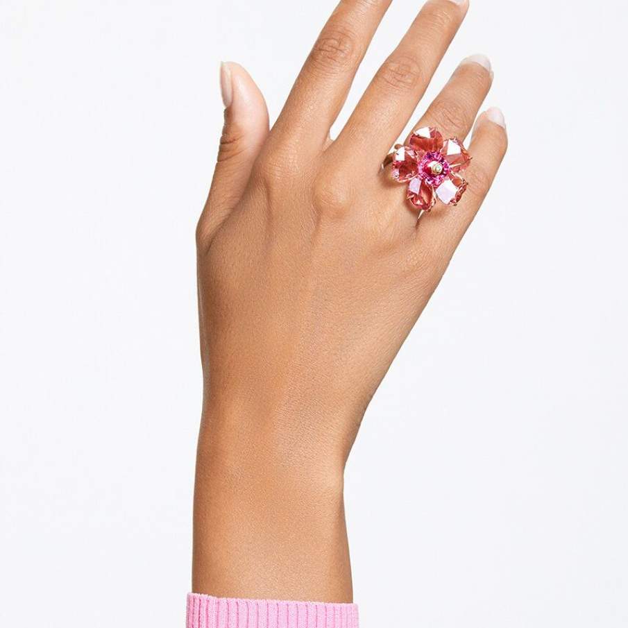 Un inel tip cocktail fabulos, în formă de floare supradimensionată. Face parte din colecția Swarovski și este decorat cu cristale 