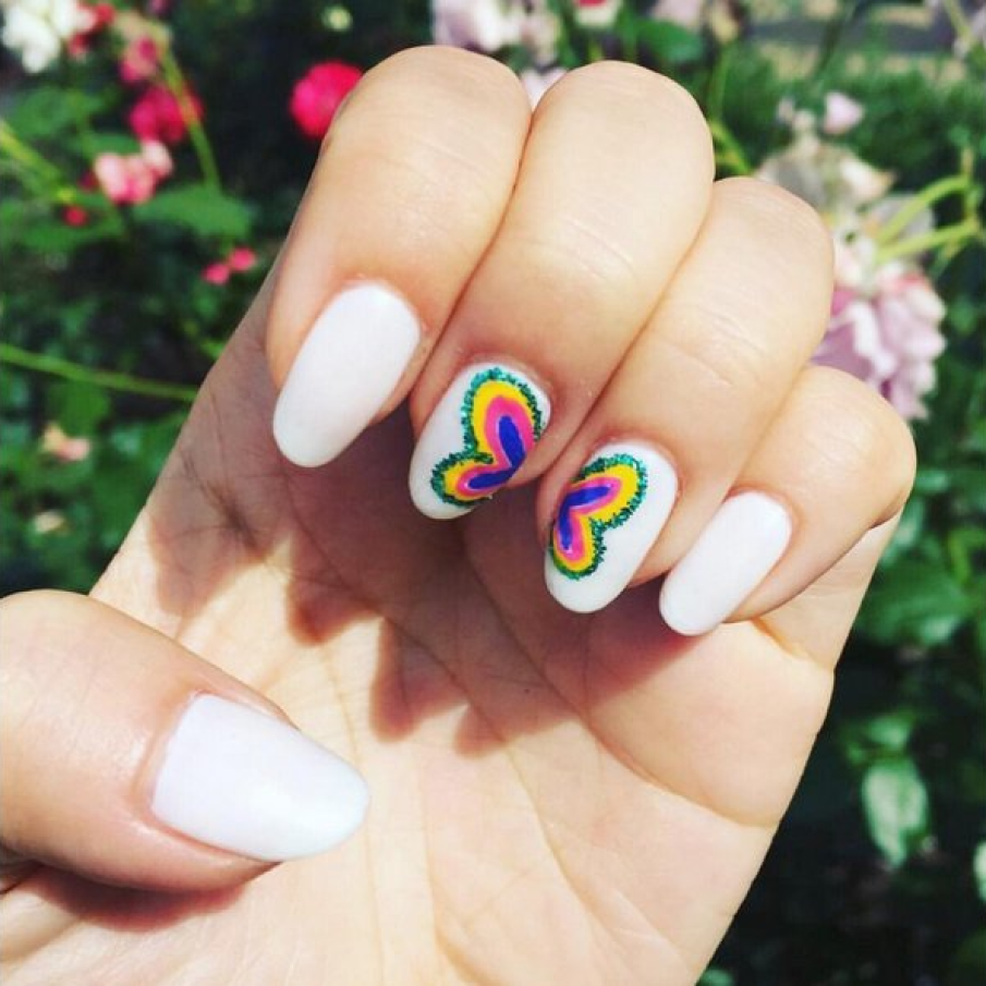 Manichiura cu fluture 