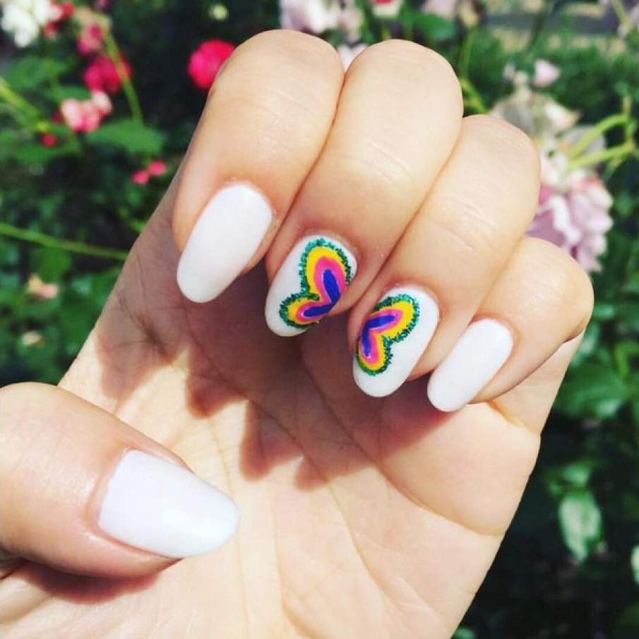 Manichiura cu fluture 