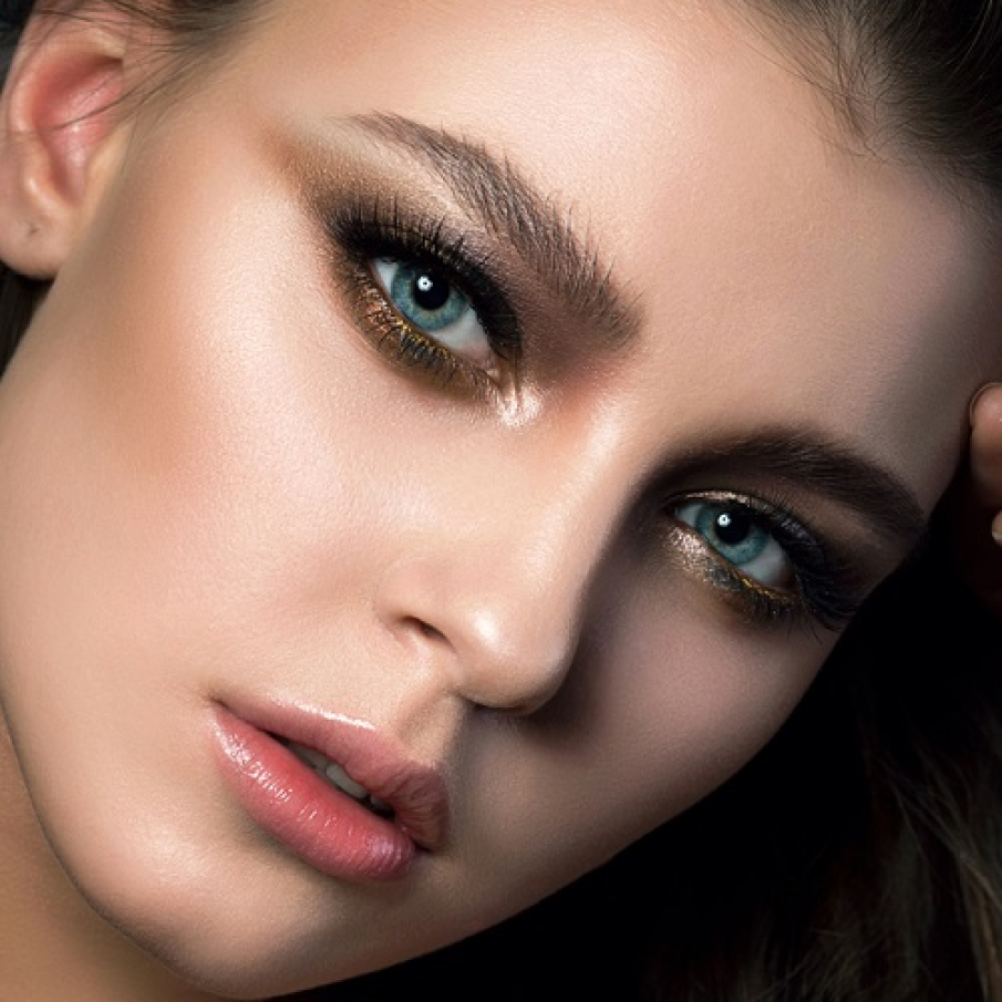 Sprancene bine definite si pieptanate si sclipiri metalice pe si sub pleoape